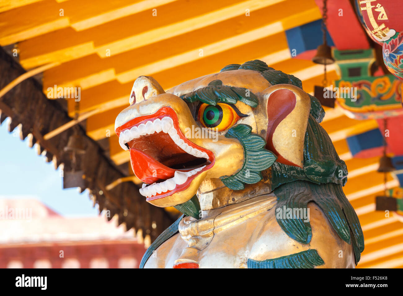 Neve Leone scultura in il buddista di Jokhang Tempio a Lhasa, in Tibet Foto Stock