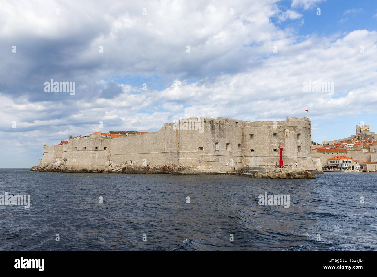 Le mura della città di Dubrovnik, Croazia, visto dall'oceano. Foto Stock