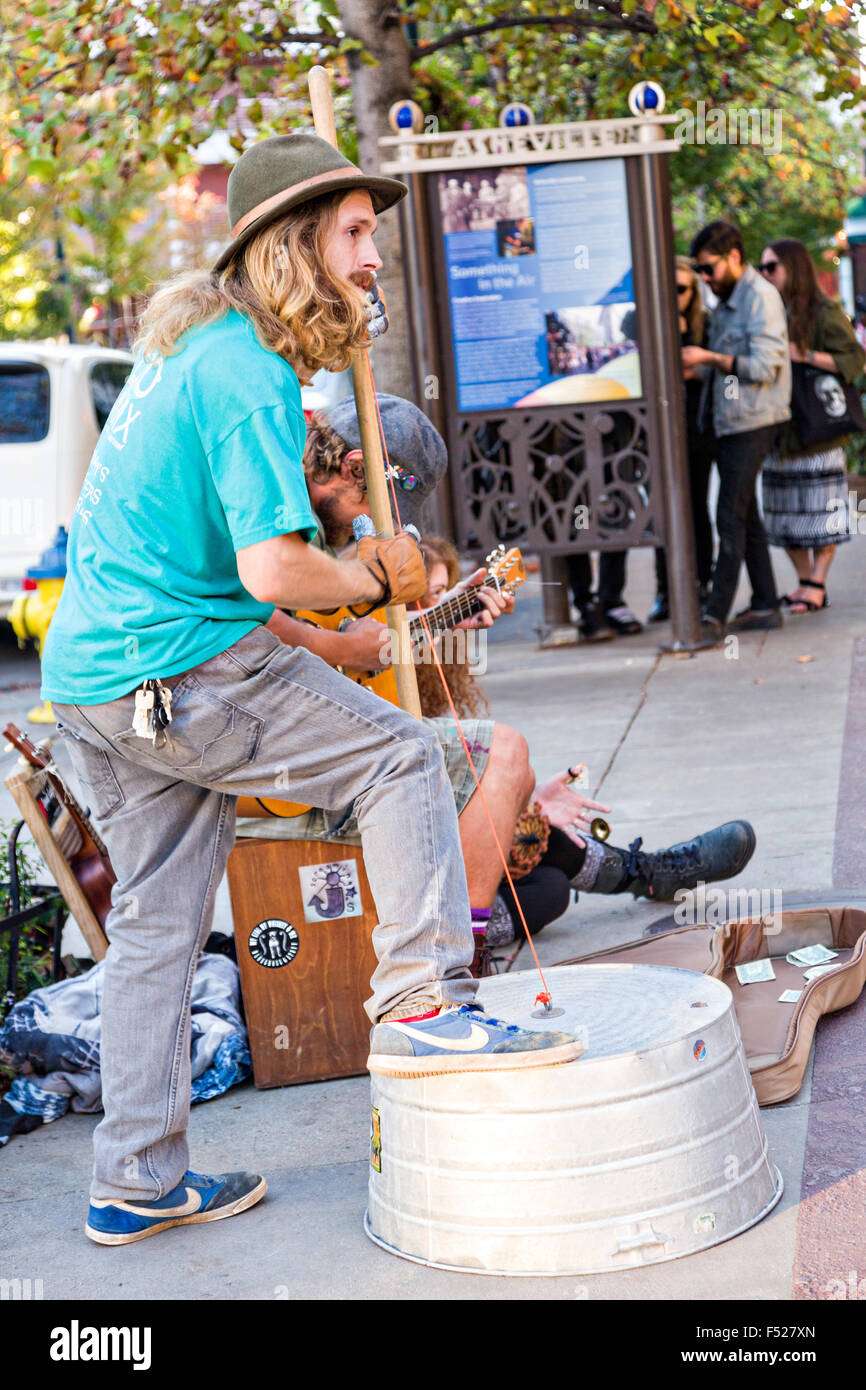 Musicisti di strada busk davanti Pritchard Park di Asheville, North Carolina. Foto Stock