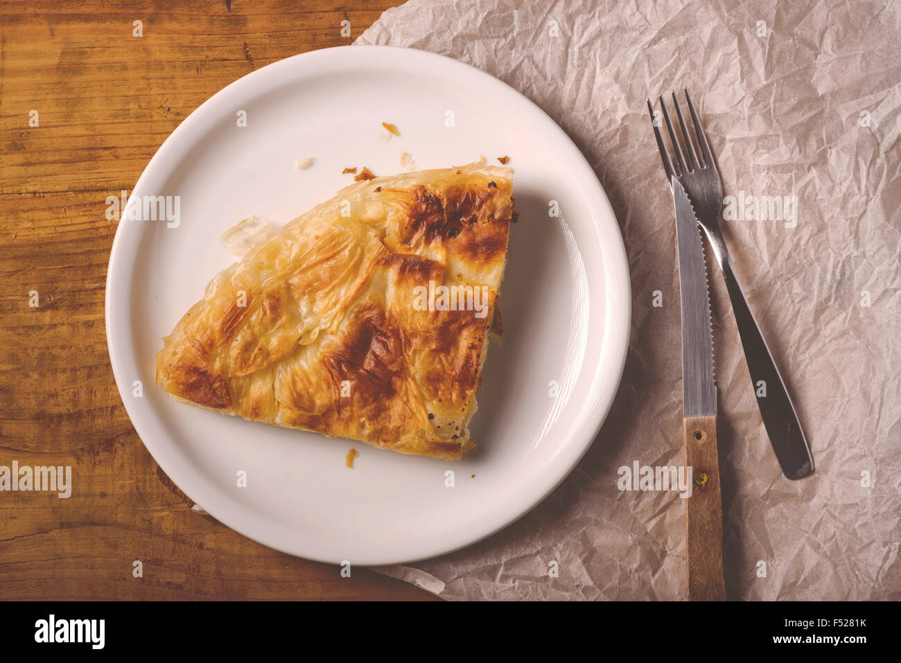 Burek su di una piastra tradizionale piatto dei Balcani in forma di grafico a torta di formaggio, vista dall'alto Foto Stock