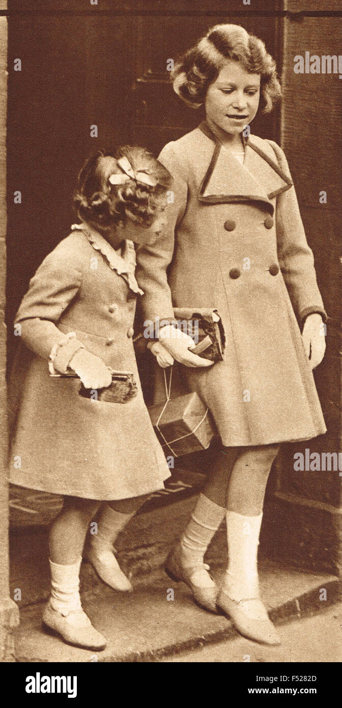 Principesse Elizabeth & Margaret shopping circa 1936 Foto Stock