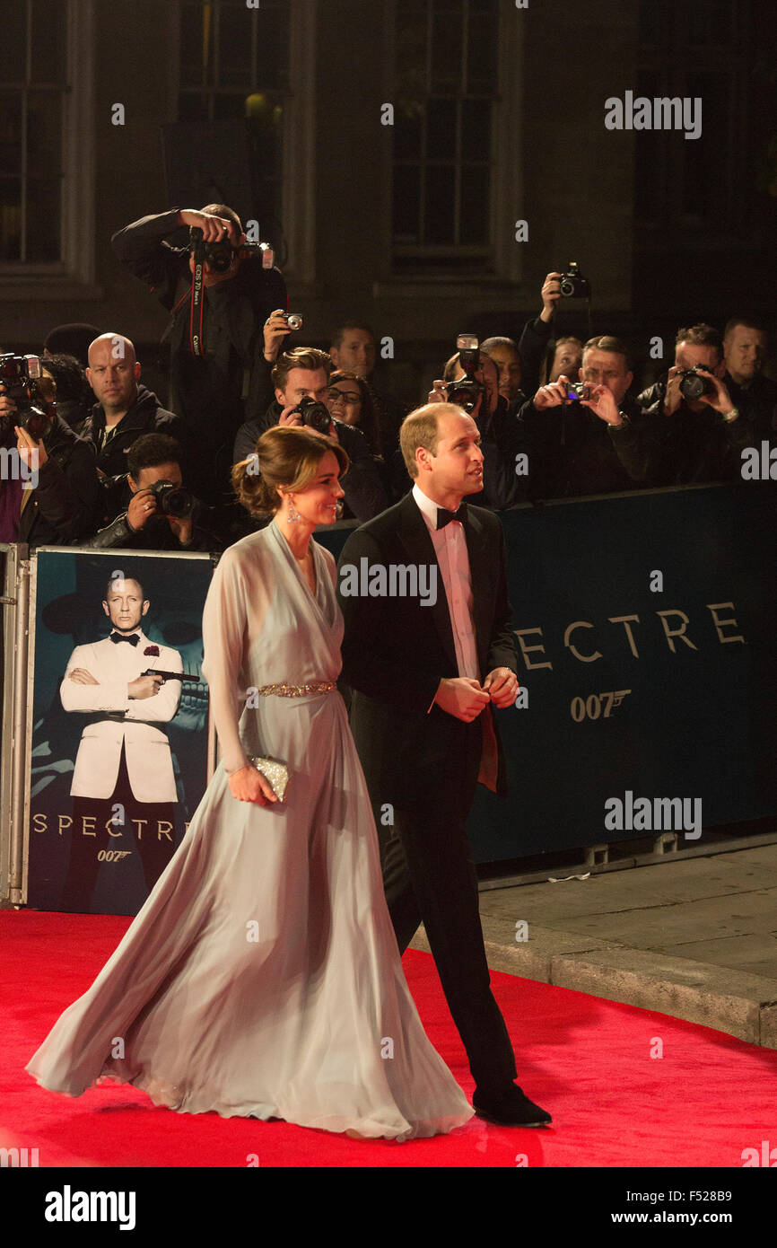 Londra, Regno Unito. 26 ottobre, 2015. Il Duca e la Duchessa di Cambridge arrivare in premiere. CTBF Royal Film Performance, Premiere mondiale del nuovo film di James Bond film 'pectre' presso la Royal Albert Hall. Credito: Immagini vibranti/Alamy Live News Foto Stock