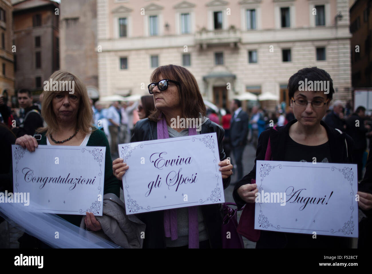 Roma, Italia. 26 ott 2015. I membri di Amnesty International tenere cartelloni con segno contro il figlio il matrimonio nella parte anteriore del Pantheon di Roma.Secondo l Organizzazione delle Nazioni Unite (ONU), ogni anno 13,5 milioni di ragazze sono costrette a sposarsi prima di età inferiore ai diciotto anni con gli uomini con molto più grandi di loro. Credito: Christian Minelli/Pacific Press/Alamy Live News Foto Stock