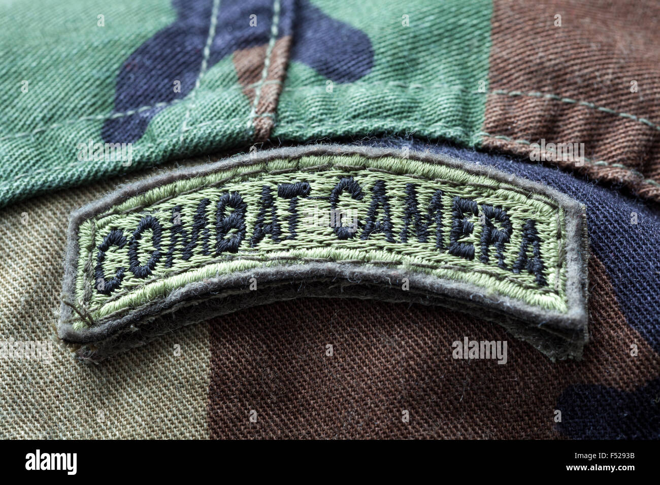 Close-up di combattimento esercito della fotocamera una patch su un camo uniforme Foto Stock