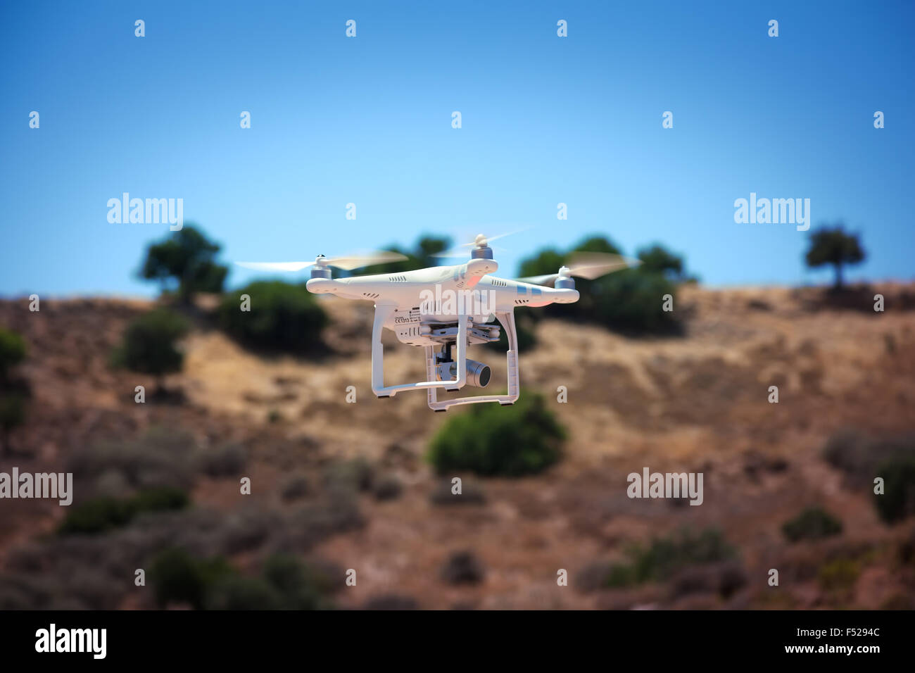 DJI Phantom 3 multirotor drone in volo Foto Stock