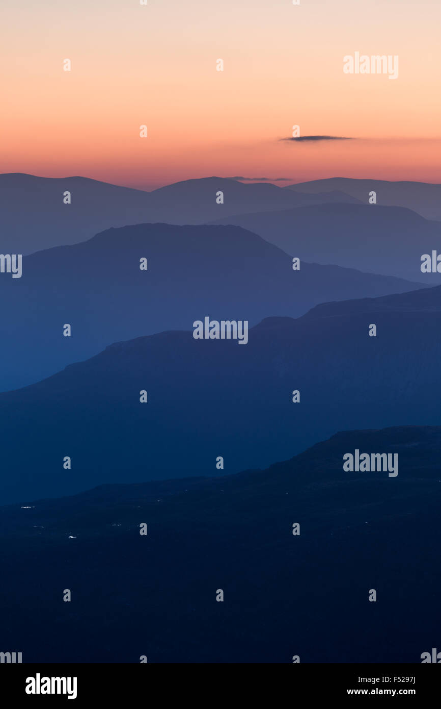 Colline stratificata in Torridon (Scozia) all'alba. Foto Stock