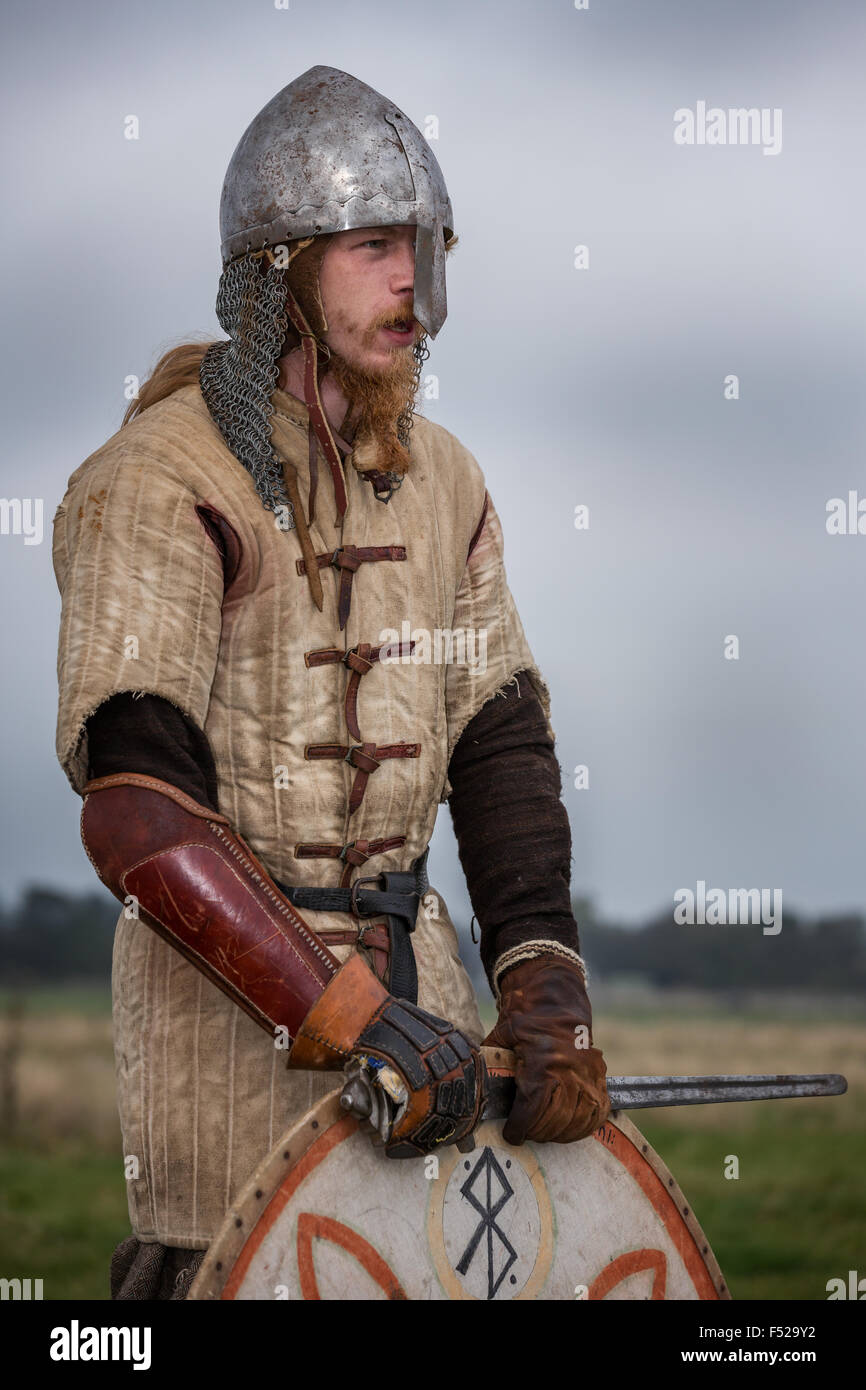 Un close-up di un uomo vestito come un Vichingo con scudo e spada, Danimarca Foto Stock