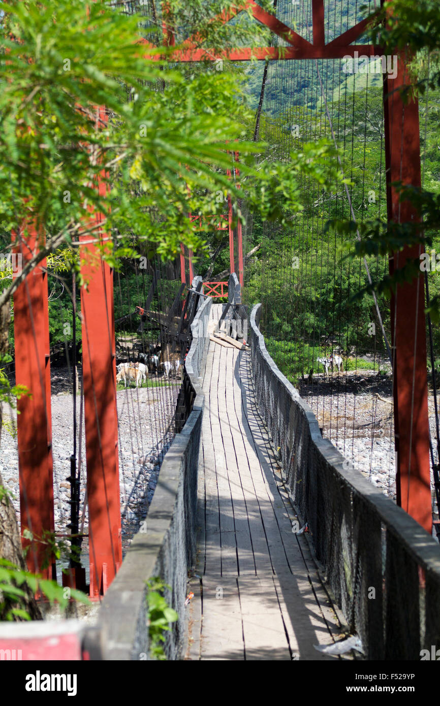 Parzialmente distrutto un ponte pedonale in Nicaragua Foto Stock