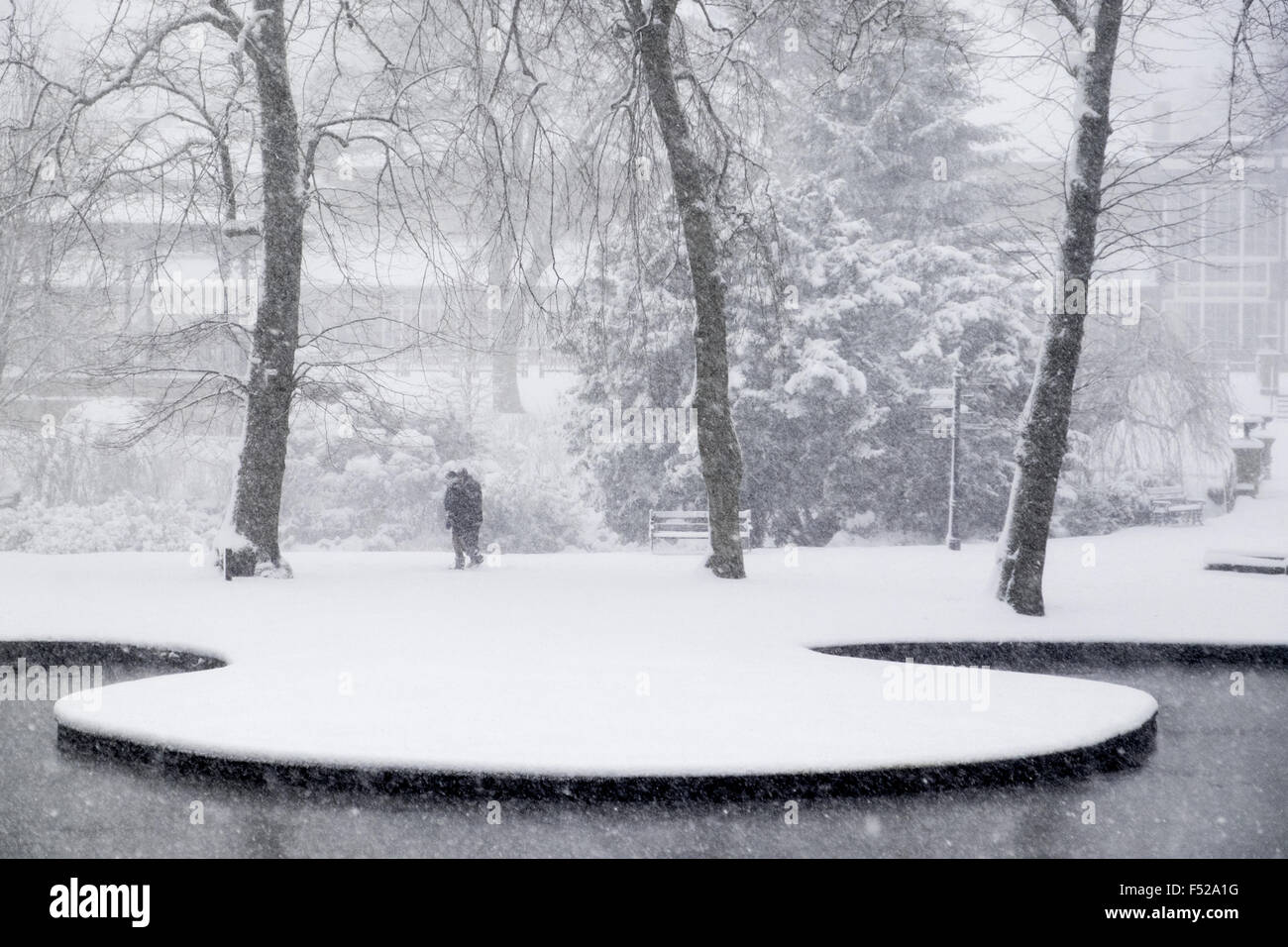 In inverno la neve in Buxton's Pavilion Gardens, Derbyshire Foto Stock