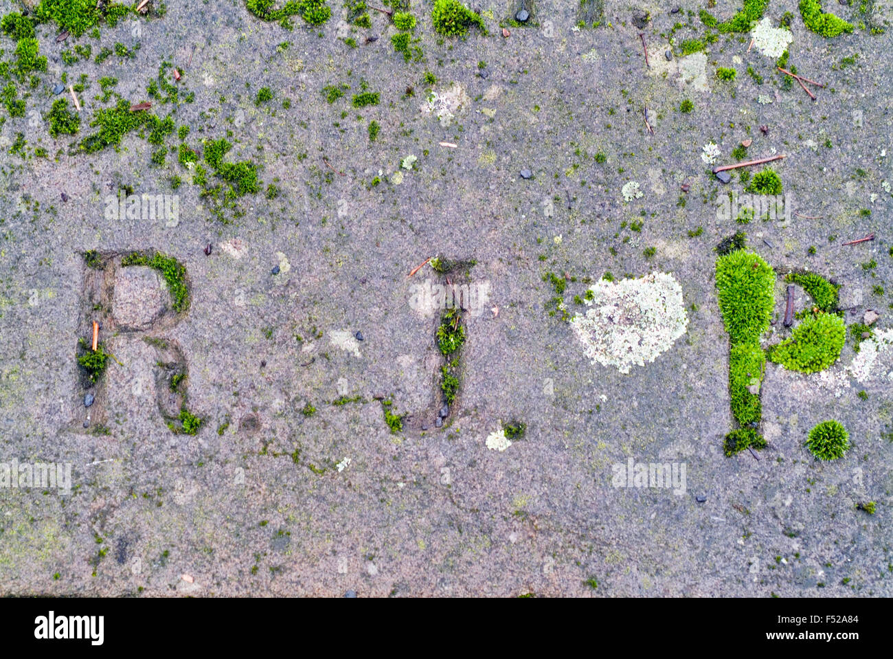 Segno del cimitero R.I.P. riposi in pace su pietra Foto Stock