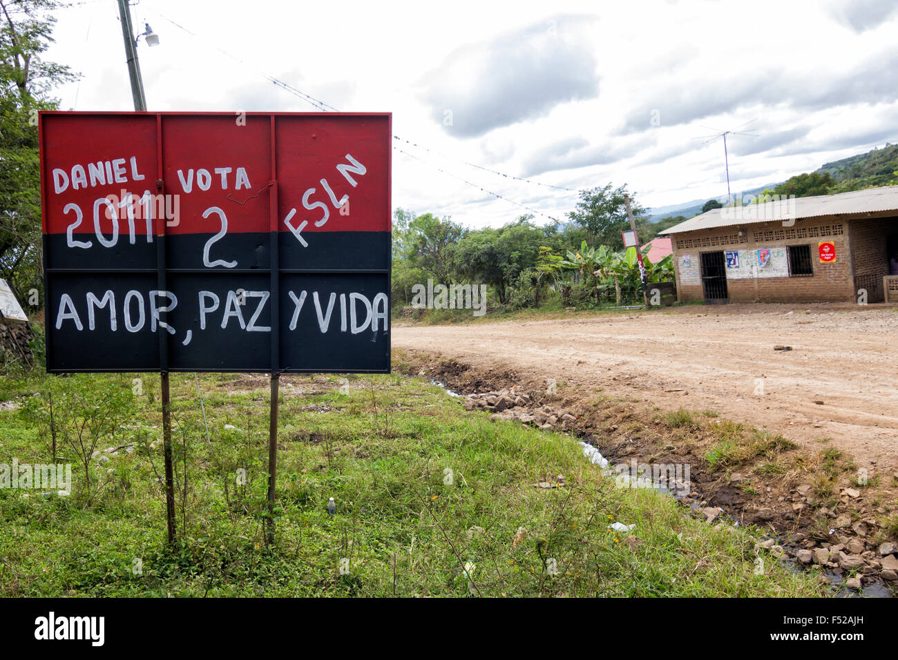 Sandinista propaganda elettorale dipinta su un cartello stradale in Nicaragua Foto Stock