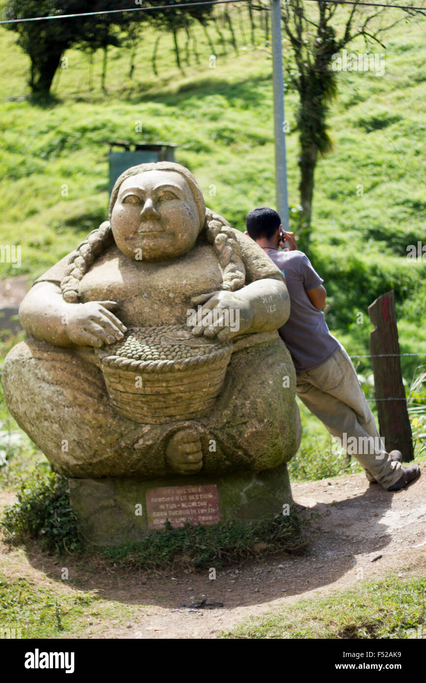La scultura in pietra che rappresenta una donna grassa posto su 'la ruta del cafe' (il caffè route') nelle montagne circostanti Esteli Foto Stock