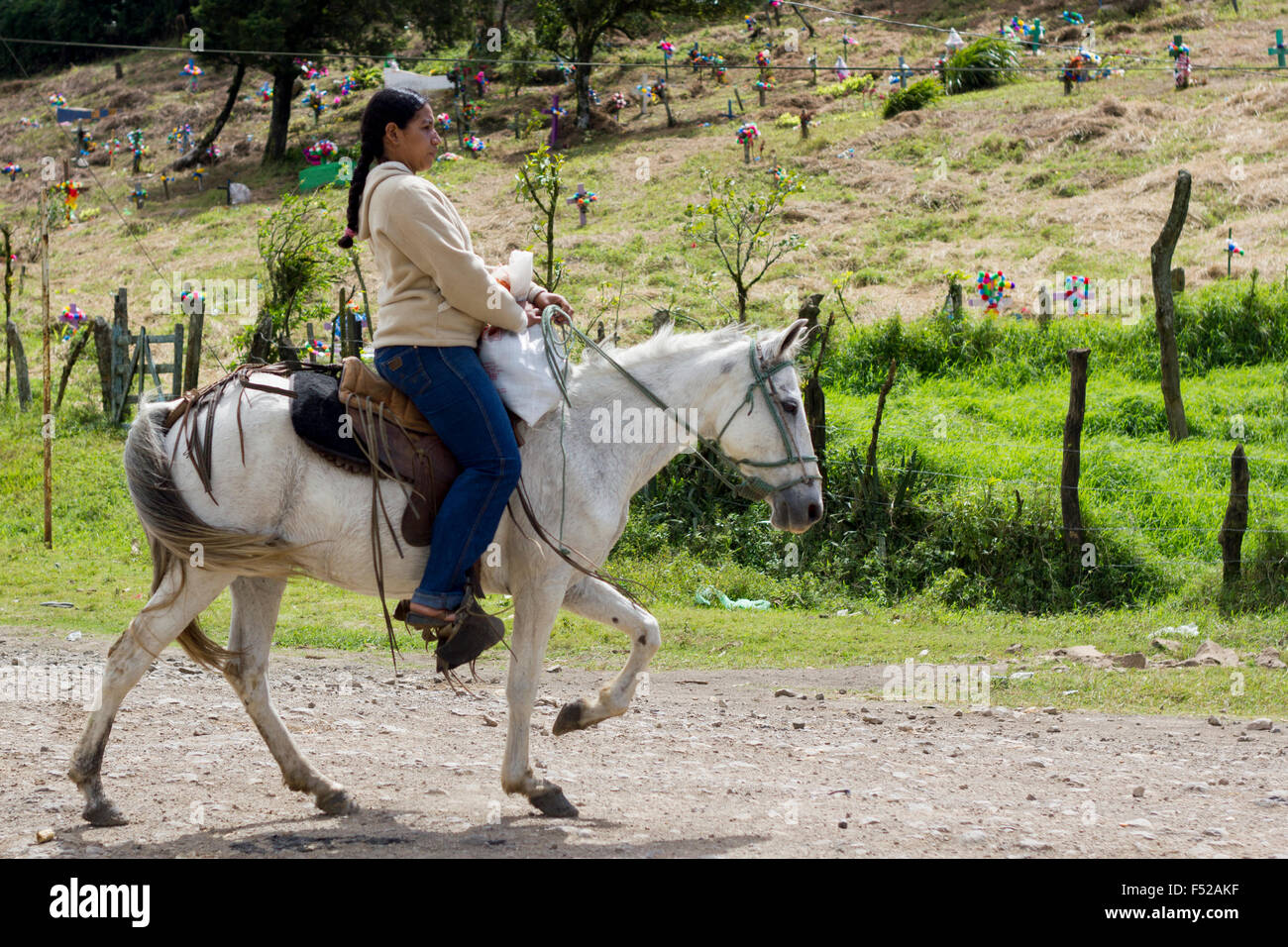 Donna indigena in sella ad un cavallo bianco nelle zone rurali del Nicaragua Foto Stock