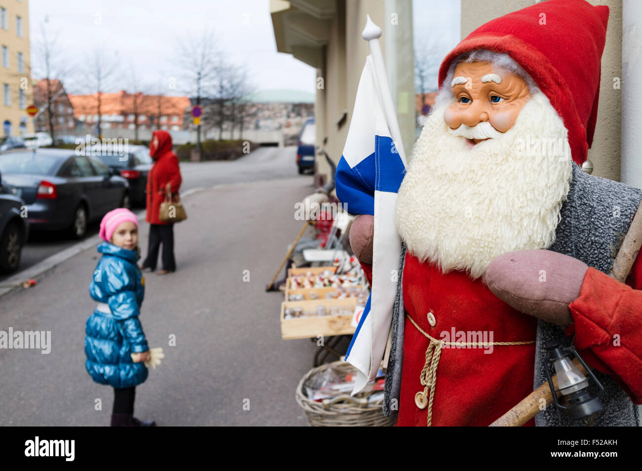 Bambina guardando Santa Claus figura in un negozio di souvenir shop nel distretto di Töölö, Helsinki, Finlandia Foto Stock