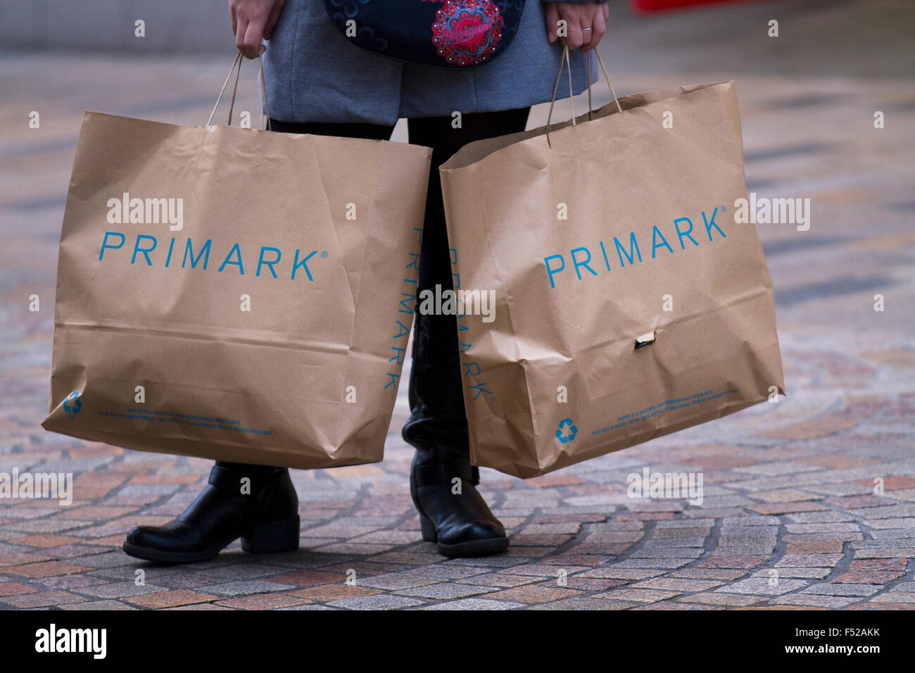 Gli amanti dello shopping con la sacca di Primark store sacchetti; acquisti presso Houndshill Shopping Centre, Banca Hey St, Blackpool FY1 4RY Foto Stock