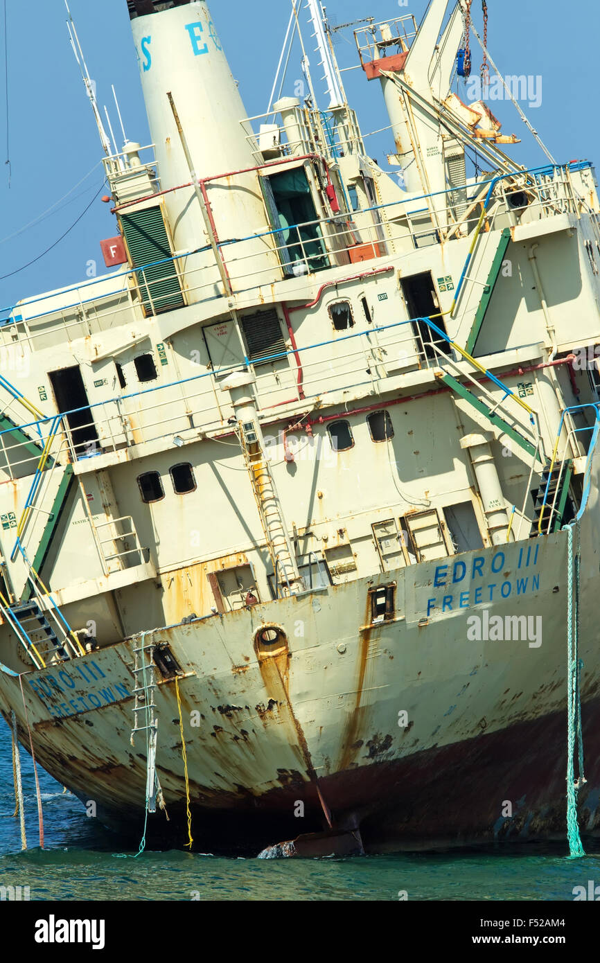 Grotte Marine, Cipro - Luglio 24, 2015: Edro III nave cargo arenarsi vicino alla riva del mare grotte a Paphos Cipro Foto Stock