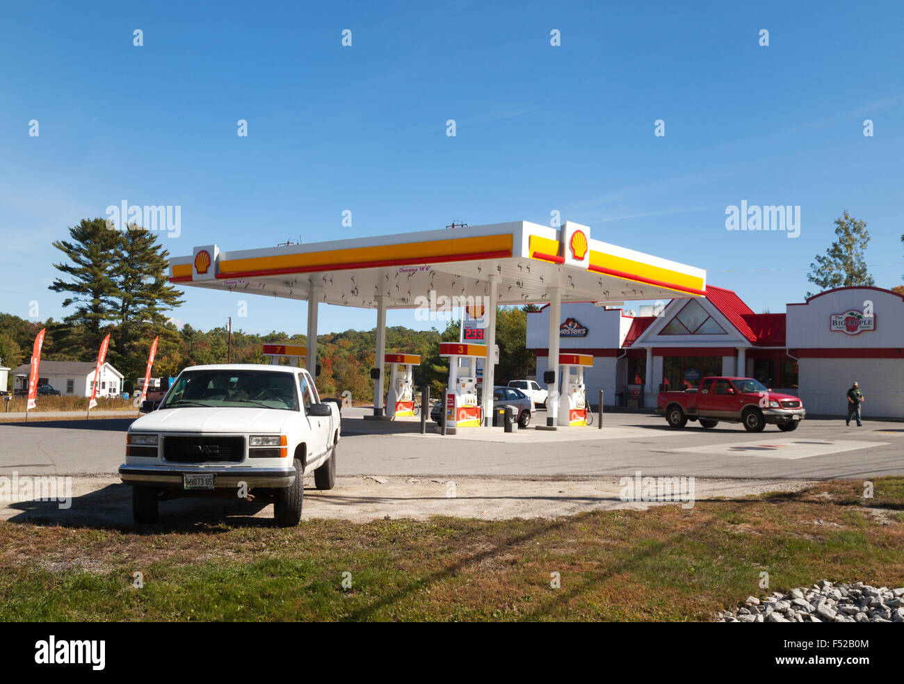 Una stazione di rifornimento Shell, o stazione di benzina, Maine, Stati Uniti d'America Foto Stock