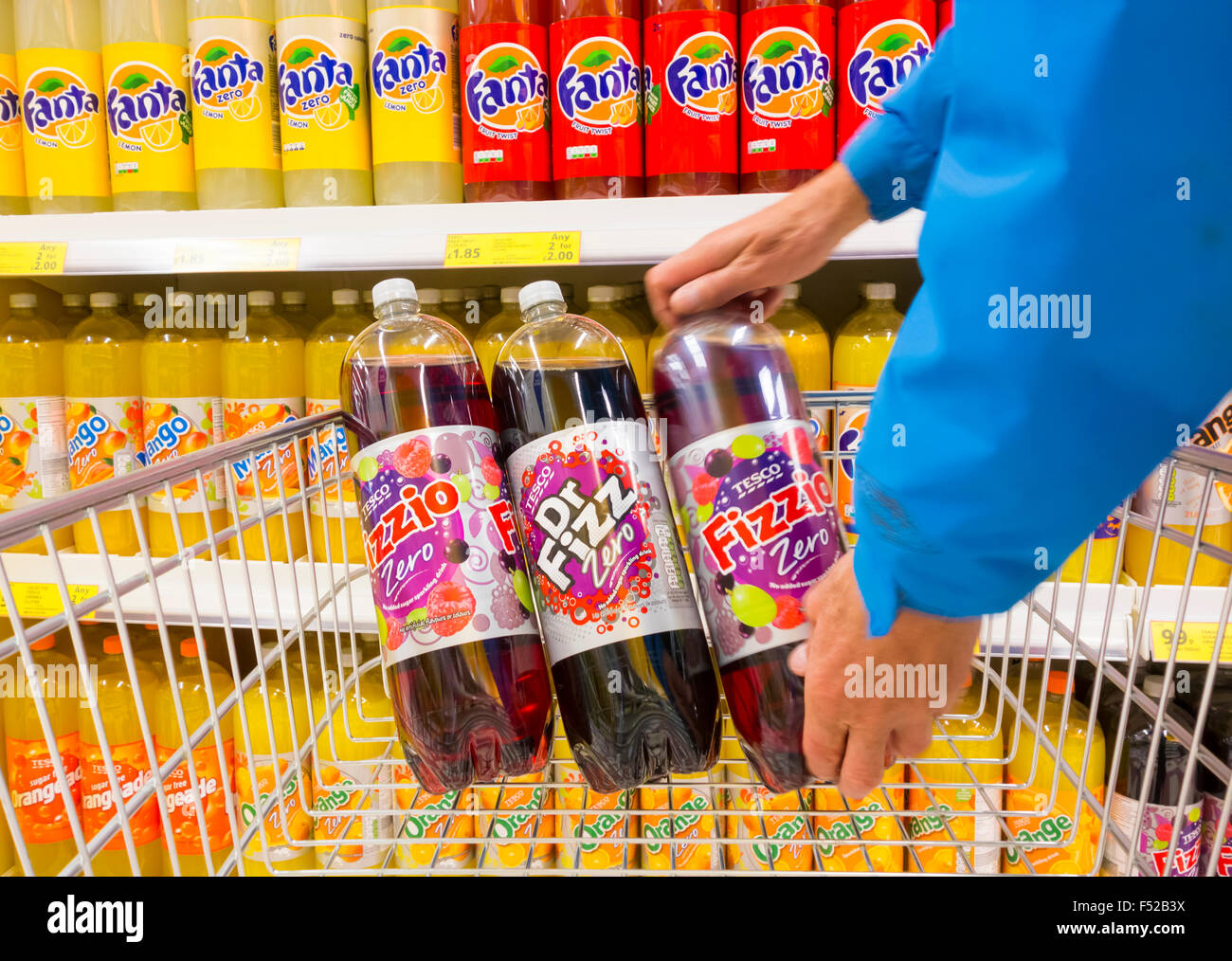 Fizzio e Dr, Fizz gassata frizzanti bevande di succo nel carrello della spesa nel supermercato Tesco. Regno Unito Foto Stock