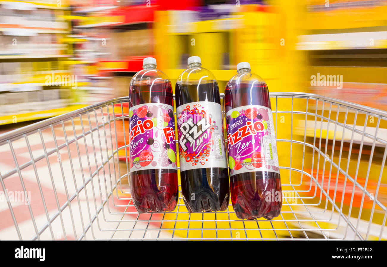 Fizzio e Dr, Fizz gassata frizzanti bevande di succo nel carrello della spesa nel supermercato Tesco. Regno Unito Foto Stock