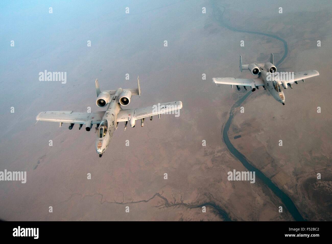 Un US Air Force A-10 Thunderbolt II supporto a terra di aeromobili di linea aerea per il rifornimento di carburante durante le operazioni di combattimento a sostegno di funzionamento inerenti risolvere 13 ottobre 2015 sull'Iraq. Foto Stock