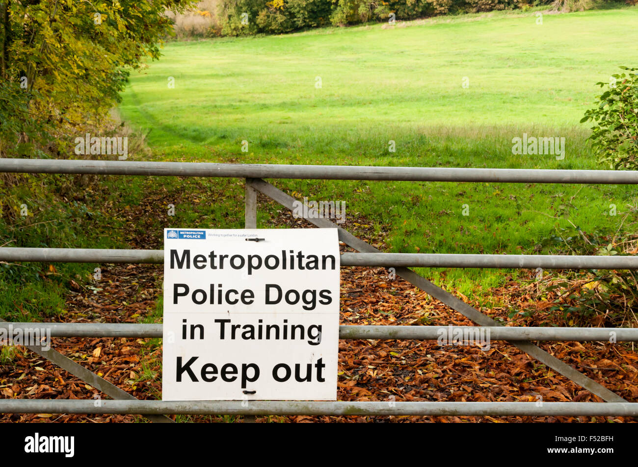 Un segno su un avvertimento di gate la Metropolitan Police cani in addestramento tenere fuori. Foto Stock