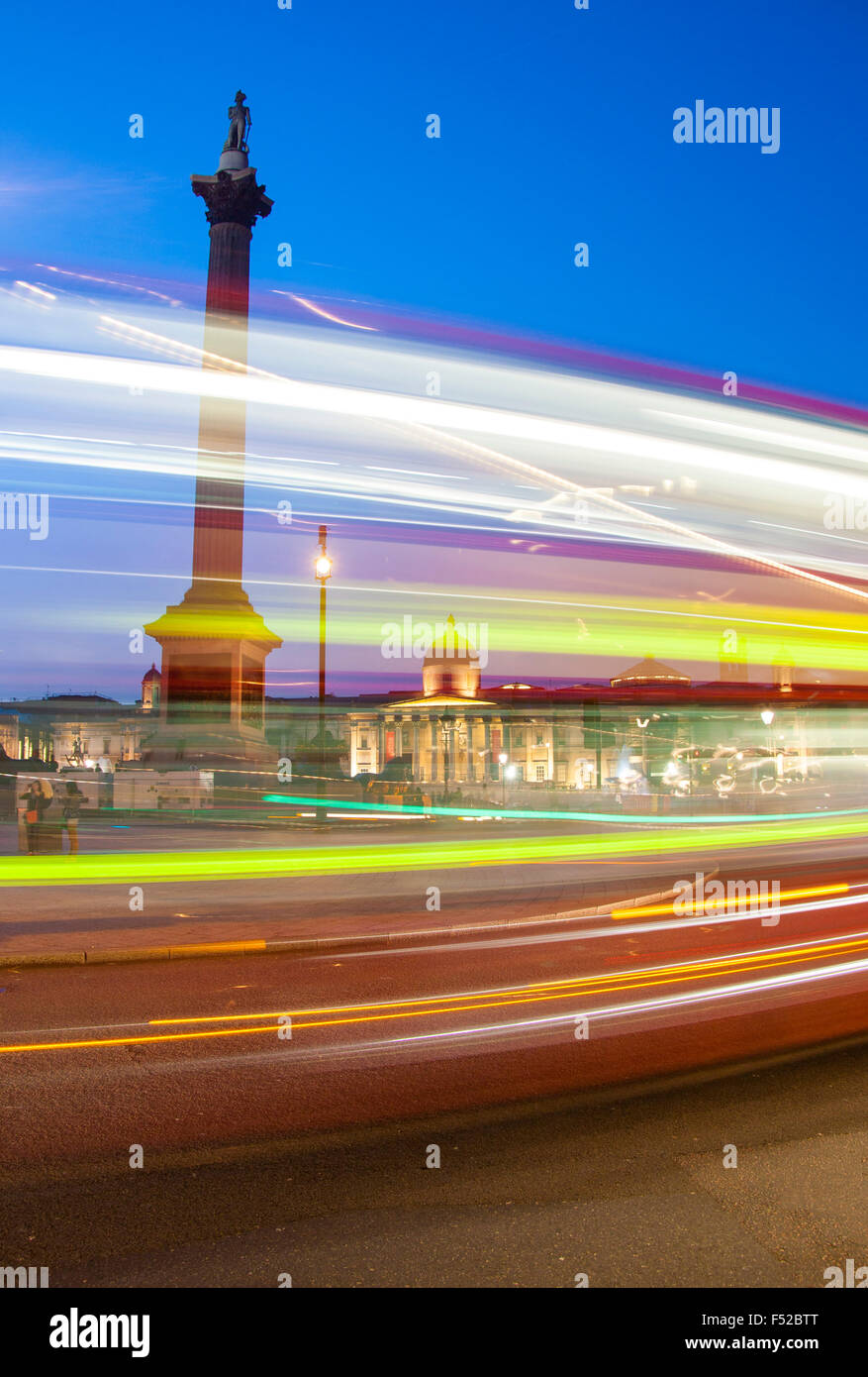 Trafalgar Square red bus londinese passando attraverso shot con luce di motion blur, nd Galleria Nazionale e Nelson nella colonna backgrou Foto Stock