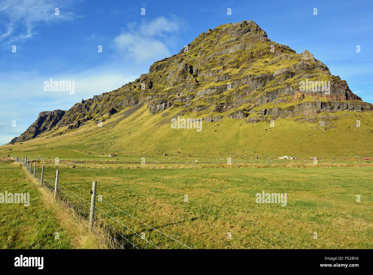 Sperone roccioso vicino al vulcano Eyjafjallajökull nel sud dell'Islanda Foto Stock