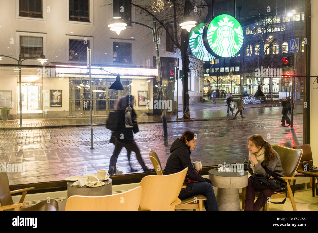 Le giovani donne a un Starbucks Coffee shop. Helsinki, Finlandia Foto Stock