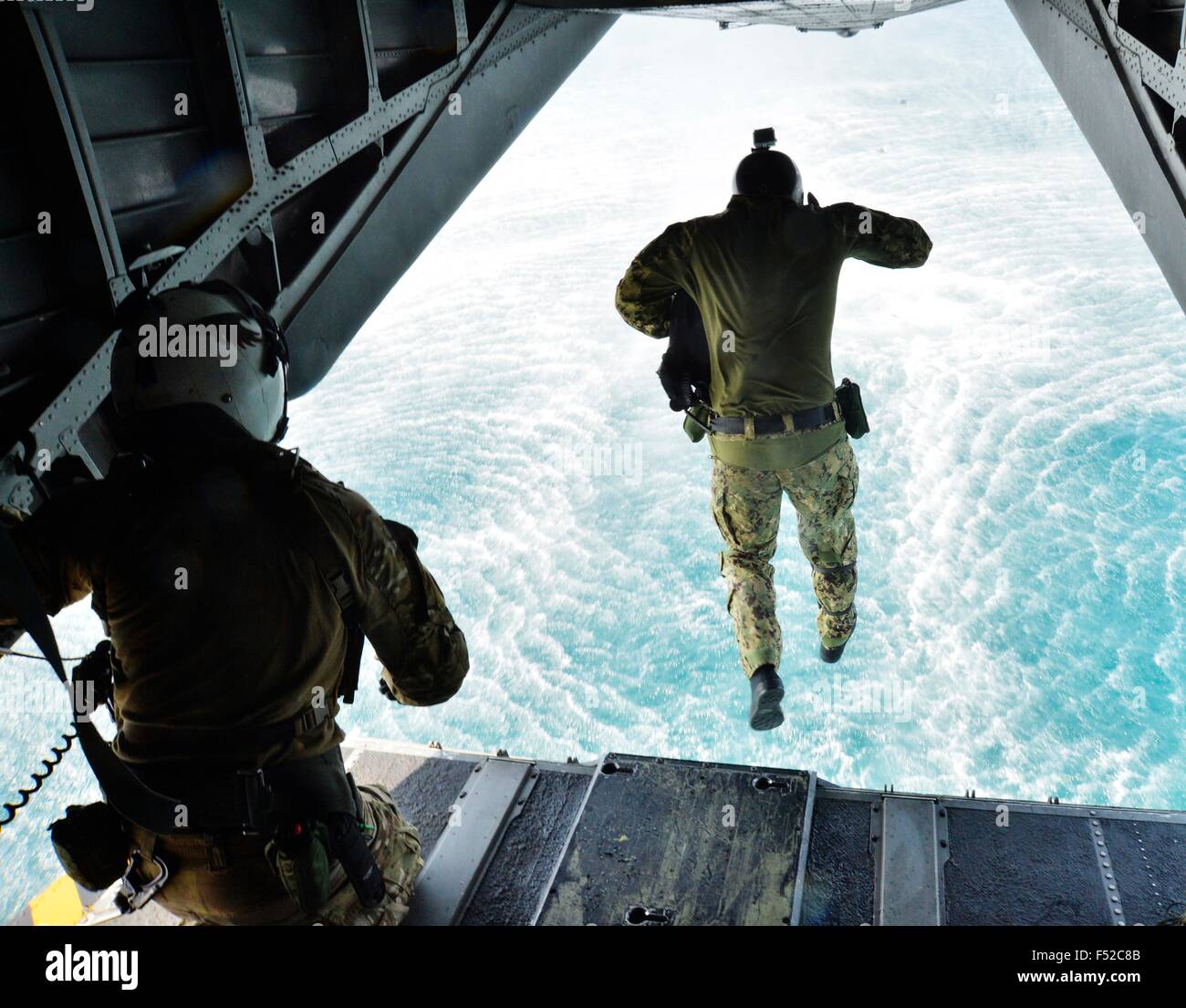 US Navy l'eliminazione degli ordigni esplosivi commandos jump dal retro di un elicottero durante le operazioni di formazione di Settembre 29, 2015 nel Mare Arabico. Foto Stock