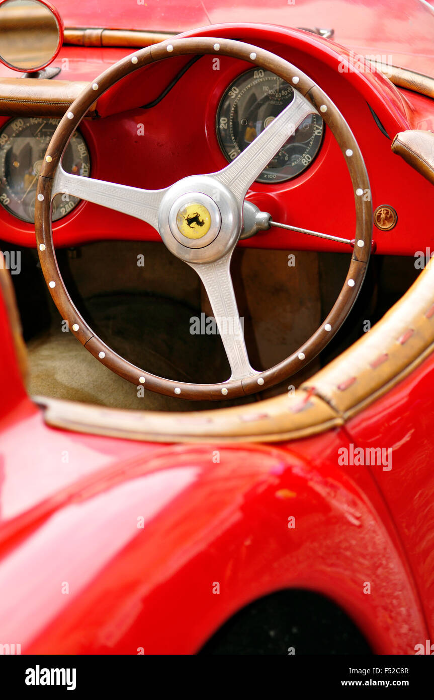 Chiudere fino al volante della Ferrari auto antiquariato Foto stock - Alamy
