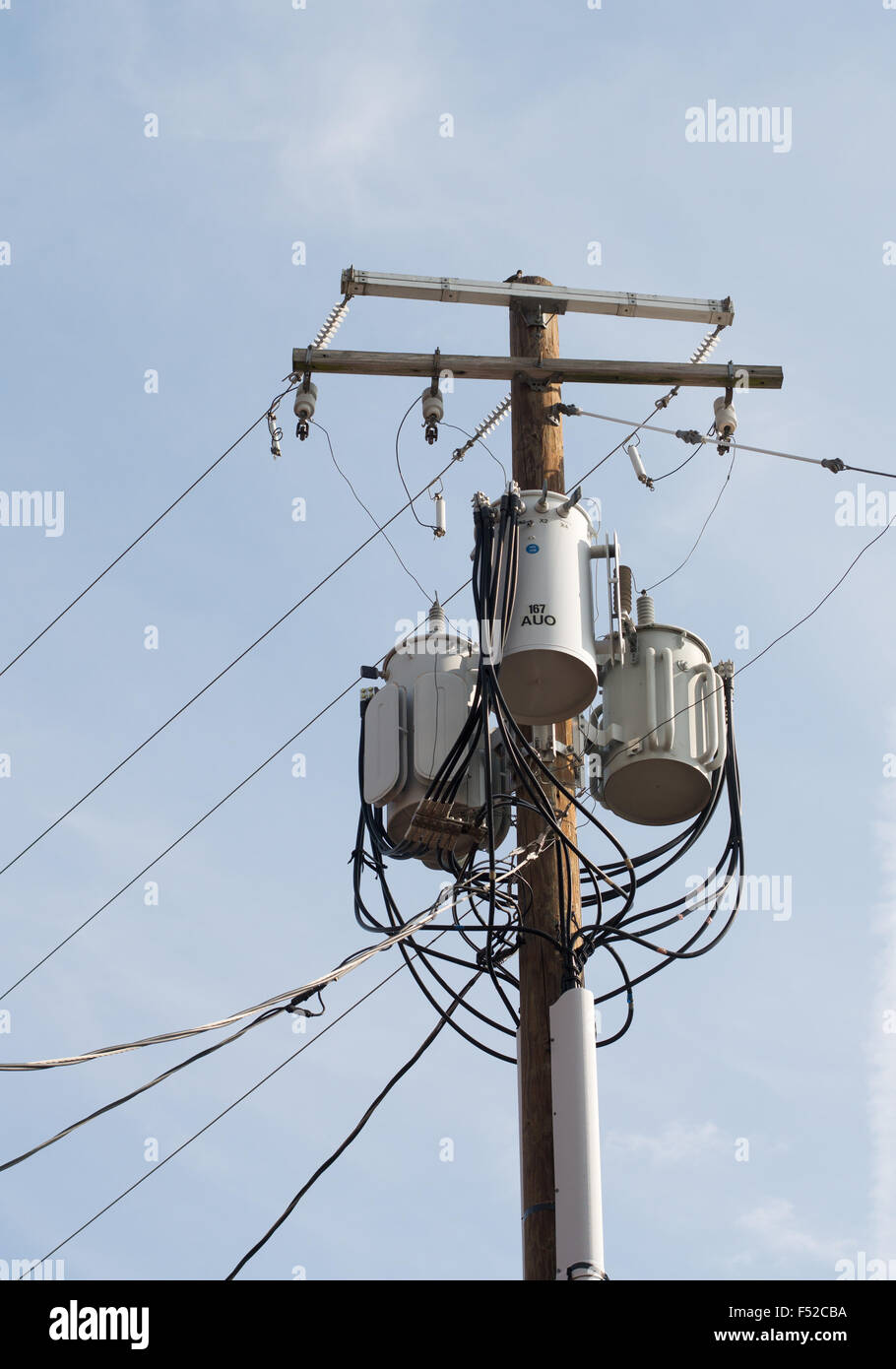 Trasformatori di energia elettrica montata su un palo di legno,  Charlottesville, Virginia, Stati Uniti d'America Foto stock - Alamy