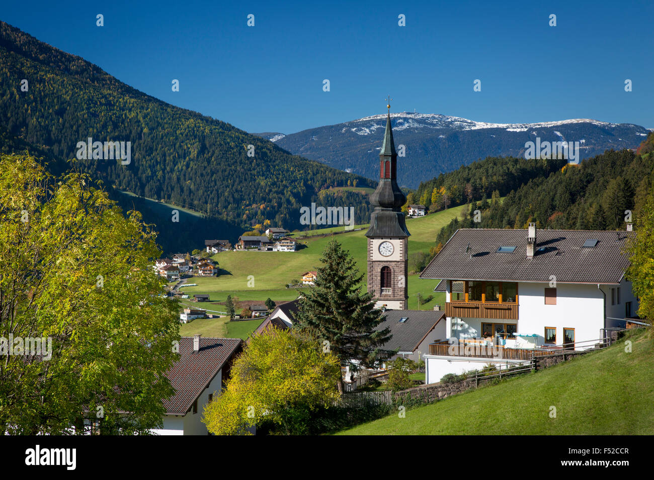 La mattina presto vista sul borgo di San Pietro in Val di Funes, Trentino-Alto Adige, Italia Foto Stock