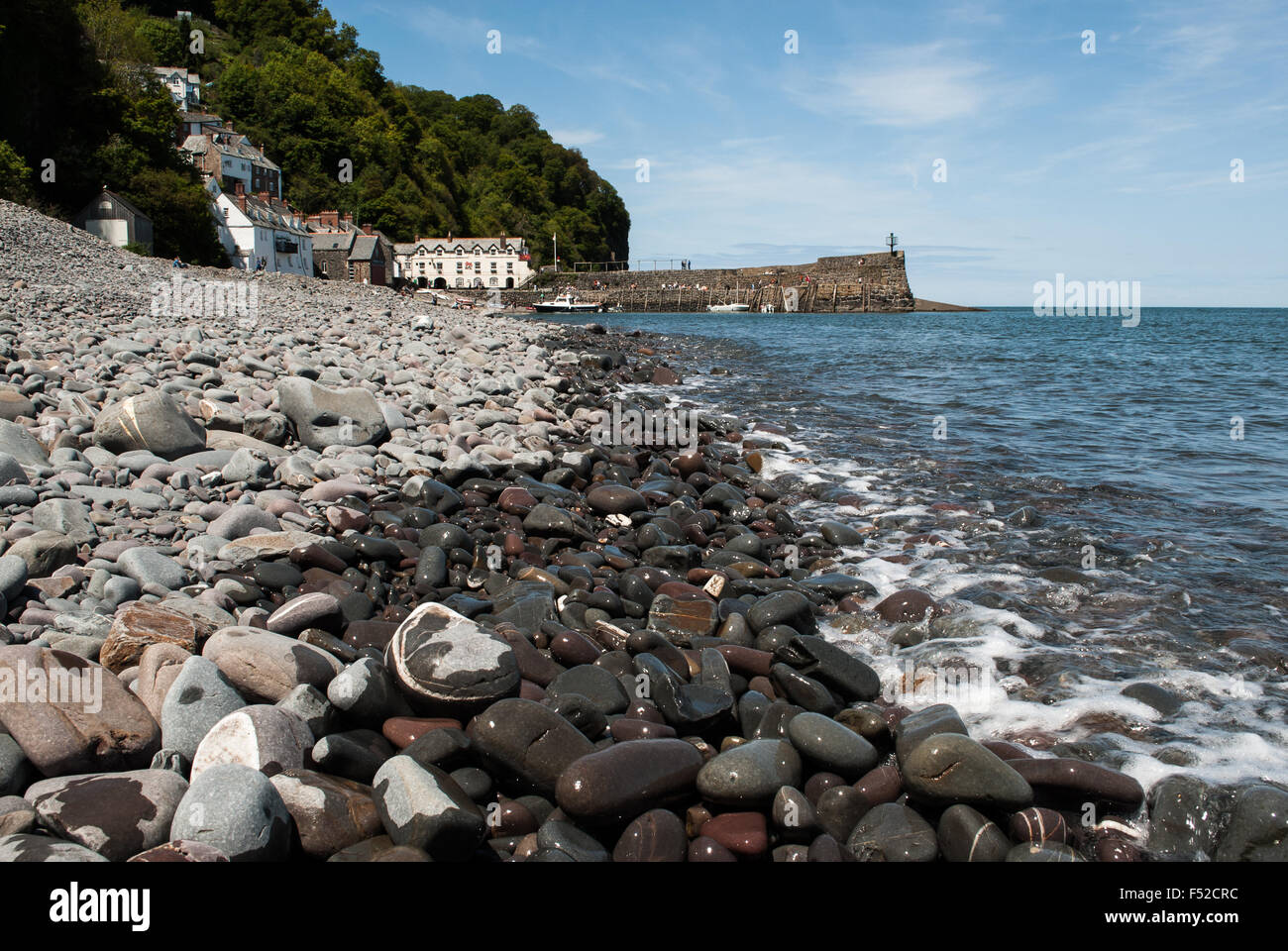 Spiaggia ghiaiosa con Clovelly, UK in background Foto Stock