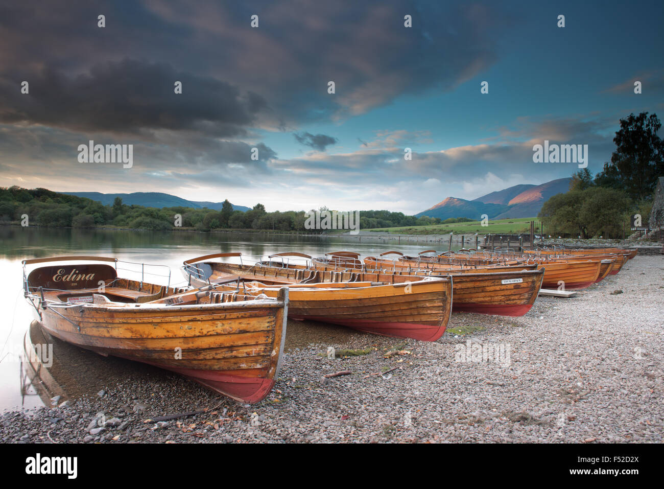 Barche a remi sulla riva del Derwent Water Near Keswick al tramonto, Lake District, Cumbria, Regno Unito, GB Foto Stock