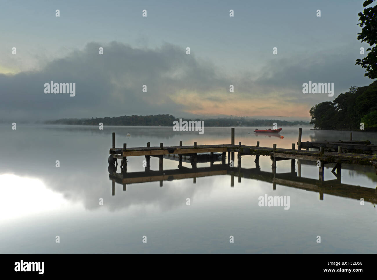 Un pontile che sorge sul lago Ullswater a Howtown all'alba nel Parco Nazionale del Distretto dei Laghi, Cumbria, Regno Unito, GB. Foto Stock