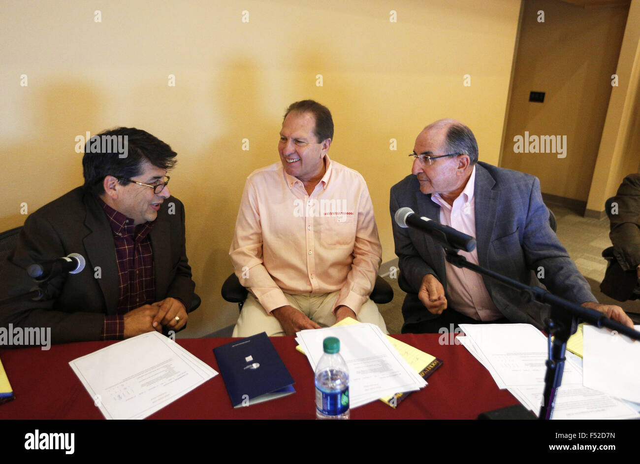 Las Cruces, NM, Stati Uniti d'America. 23 Ott, 2015. Local "pescecane'', da sinistra, Dino Cervantes di Cervantes Imprese, Royal Jones di Mesilla Valley autotrasporti e Lou Sisbarro delle concessionarie Sisbarro deliberato il vincitore di Aggie Shark serbatoio evento all'università di Stato del New Mexico a Las Cruces, N.M., Venerdì, Ottobre 23, 2015. © Andres Leighton/Albuquerque ufficiale/ZUMA filo/Alamy Live News Foto Stock