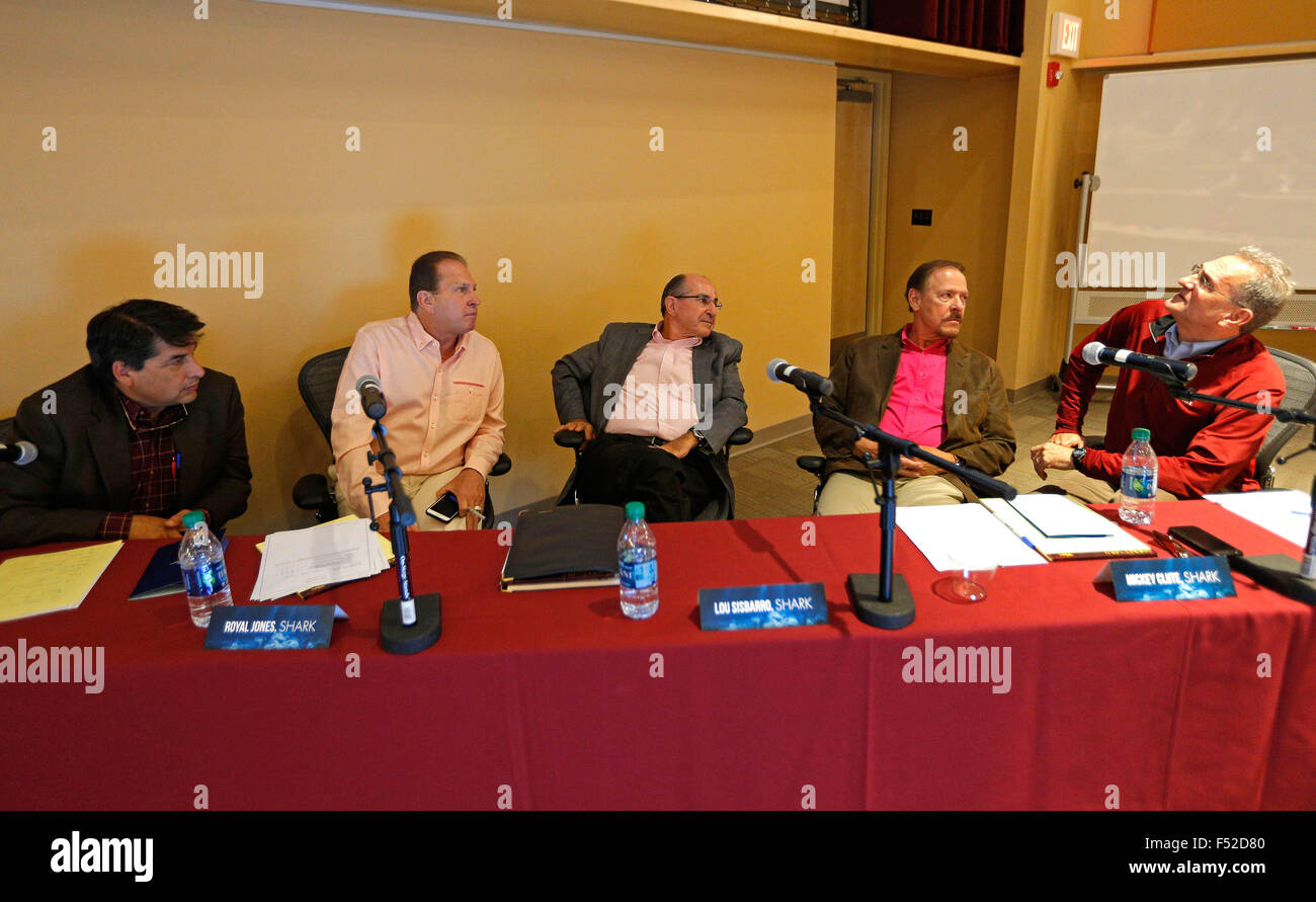 Las Cruces, NM, Stati Uniti d'America. 23 Ott, 2015. Local "pescecane'', da sinistra, Dino Cervantes di Cervantes Imprese, Royal Jones di Mesilla Valley autotrasporti, Lou Sisbarro di Sisbarro concessionarie, immobiliare Mickey Clute e Andy riso della Giordania Azienda deliberato il vincitore di Aggie Shark serbatoio evento all'università di Stato del New Mexico a Las Cruces, N.M., Venerdì, Ottobre 23, 2015. © Andres Leighton/Albuquerque ufficiale/ZUMA filo/Alamy Live News Foto Stock