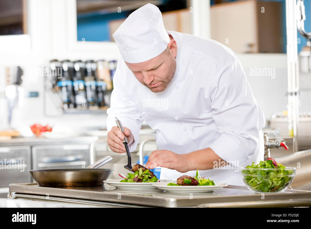 Chef prepara un piatto bistecca al ristorante gourmet Foto Stock