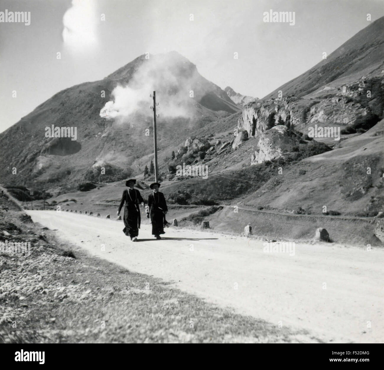 Due sacerdoti a piedi verso il Passo del Gran San Bernardo , Svizzera Foto Stock