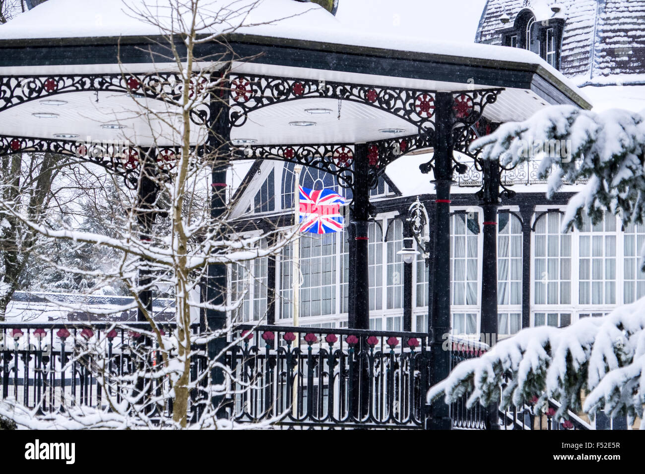 In inverno la neve sul palco per spettacoli in Buxton's Pavilion Gardens, Derbyshire Foto Stock