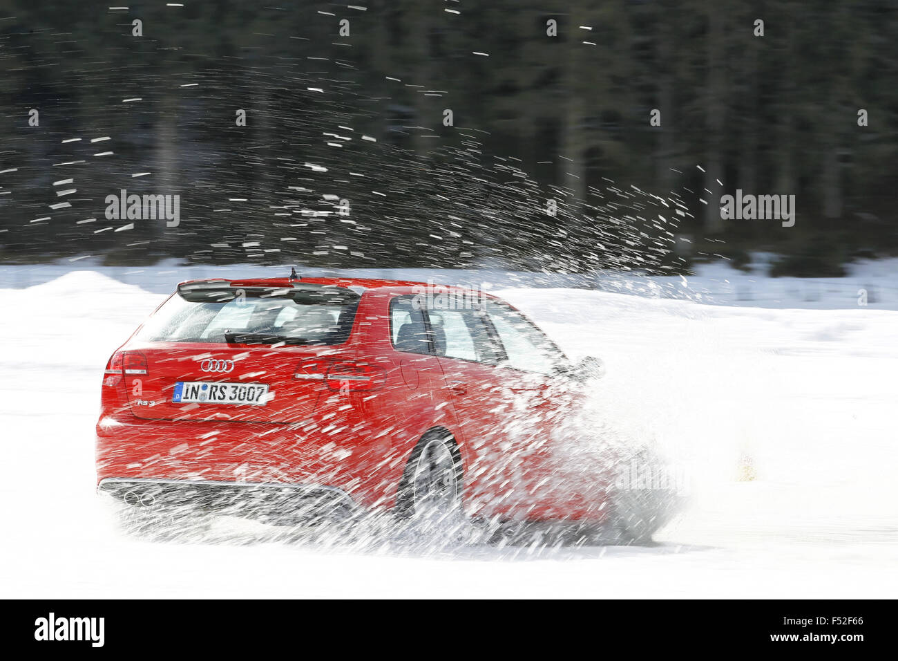 Auto Audi RS 3, Anno di costruzione nel 2012, rosso, la trazione sulle quattro ruote su ghiaccio e neve in deriva, Foto Stock
