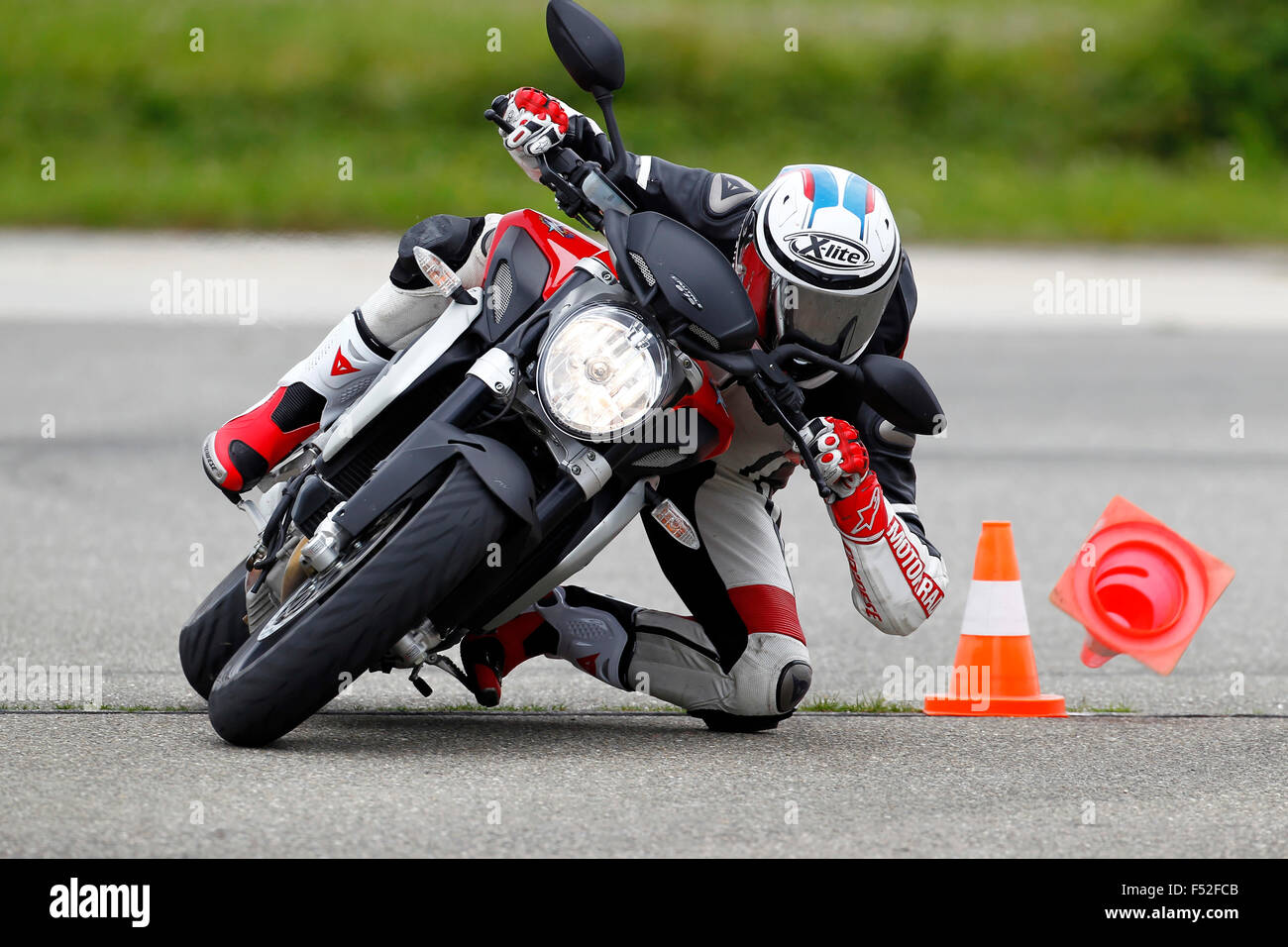 Motociclo, MV Agusta Brutale 675 tripistoni, Proving Ground, curva intorno a tralicci, Foto Stock