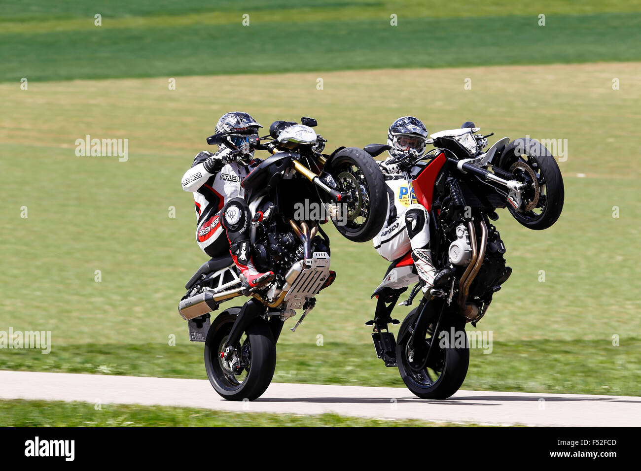 Motocicli, Husqvarna Nuda 900 R e Urbano LSL X, Anno di costruzione nel 2012, entrambi Wheelie, Foto Stock