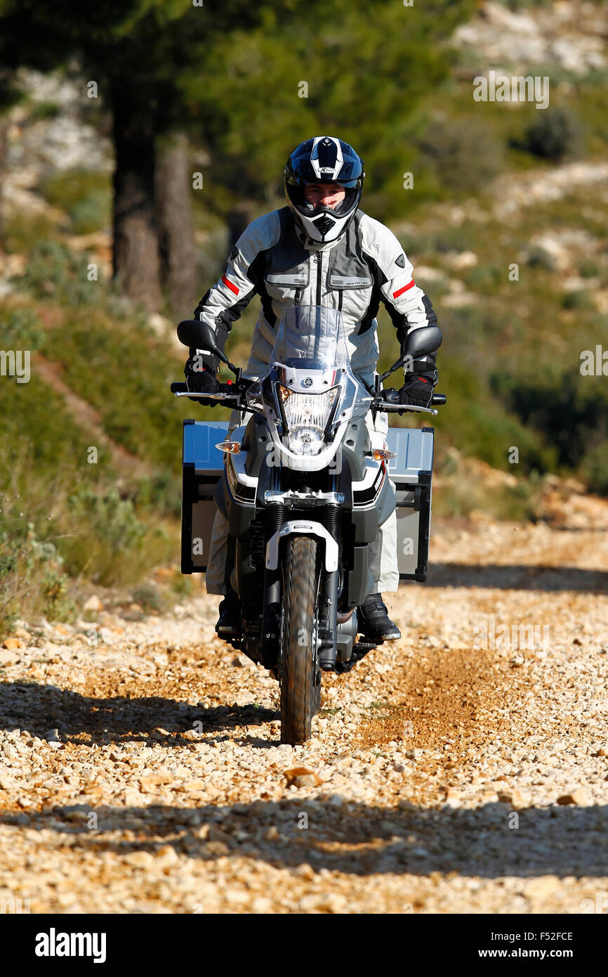 Motociclo, motore a cilindro singolo Enduro, Yamaha Tenerè sulla strada di ghiaia, Francia meridionale, Anno di costruzione nel 2012, Foto Stock