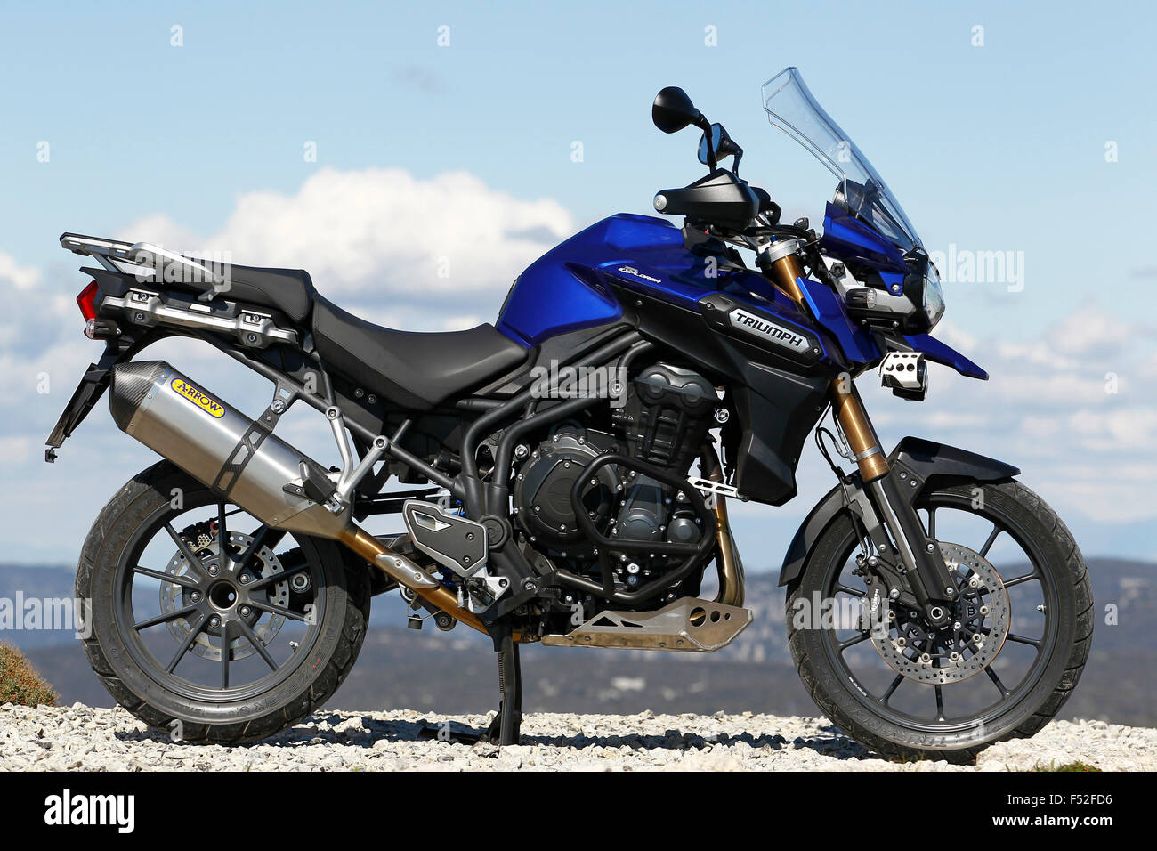 Motociclo, Viaggi Enduro Triumph Tiger Explorer, Anno di costruzione nel 2012, stando in piedi, lato destro, Foto Stock