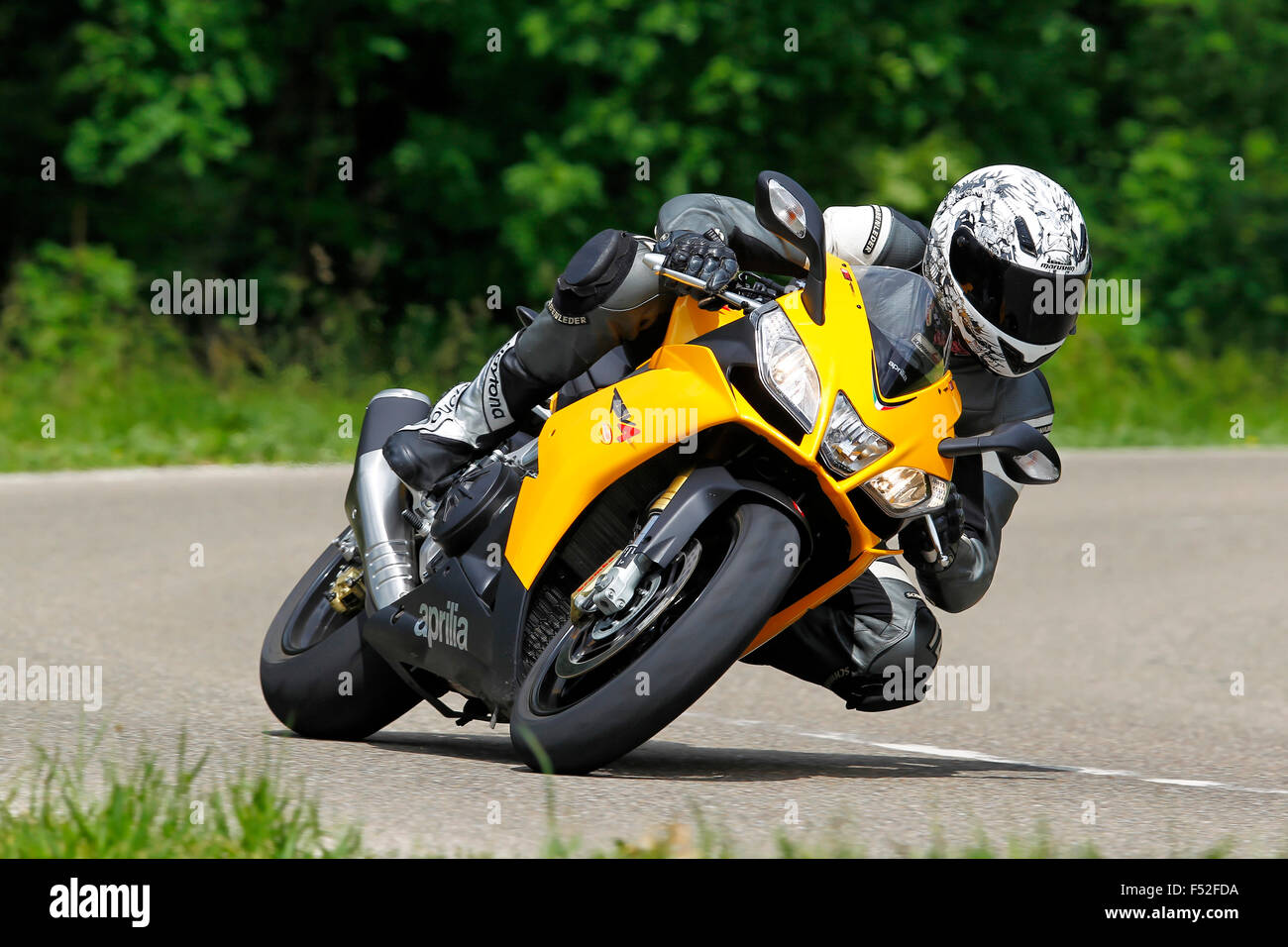 Moto Aprilia RSV 4, Anno di costruzione nel 2012, country road, curva, Foto Stock