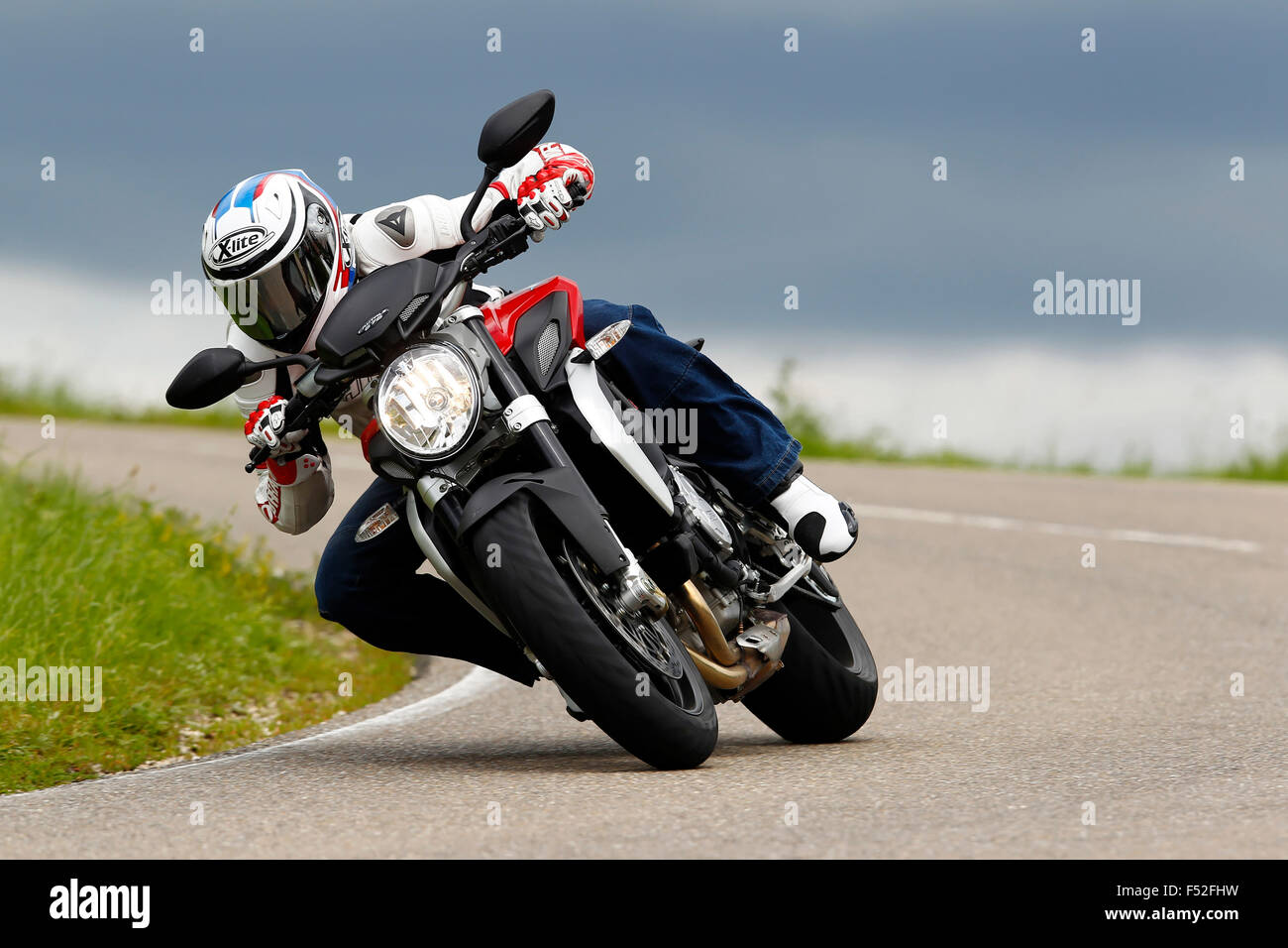 Motociclo, MV Agusta Brutale 675 trepistoni, Anno di costruzione nel 2012, curva foto, strada di campagna, Foto Stock