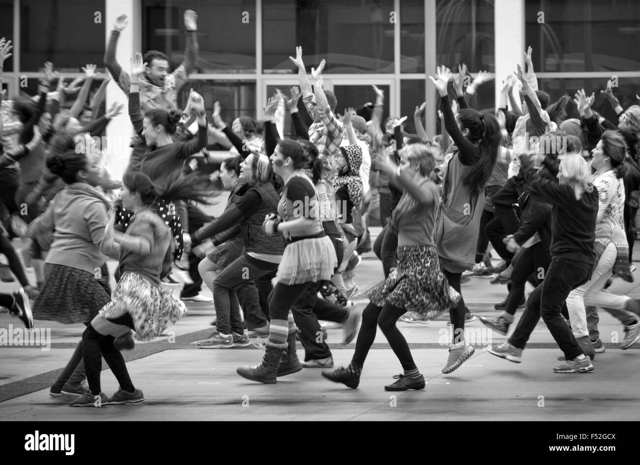 Molte persone la danza al Queen Elizabeth Theatre Square nel centro cittadino di Vancouver BC Foto Stock