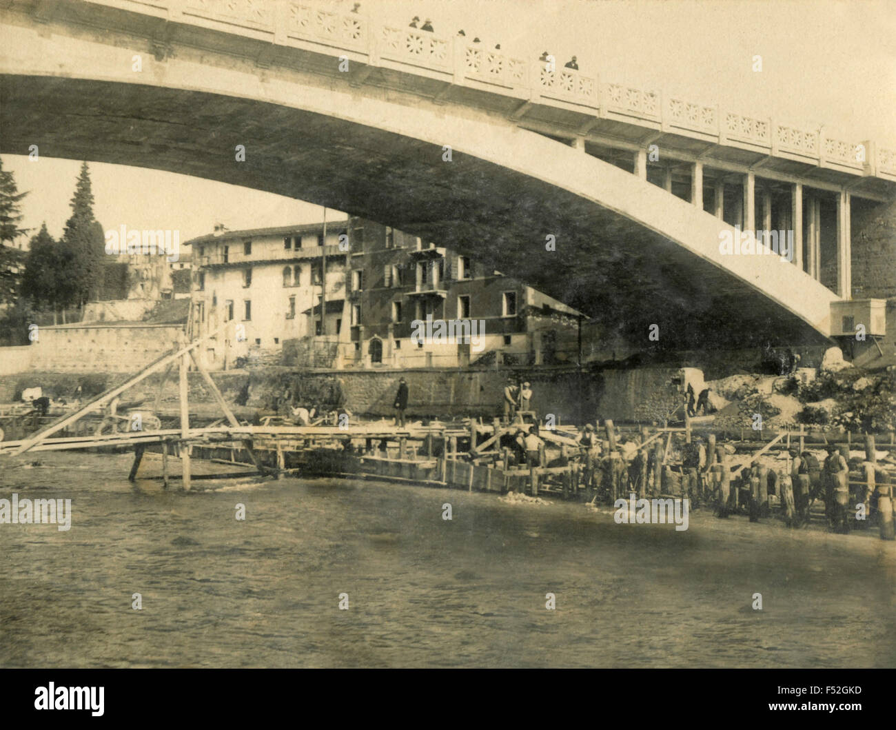 La costruzione di un ponte , Italia Foto Stock