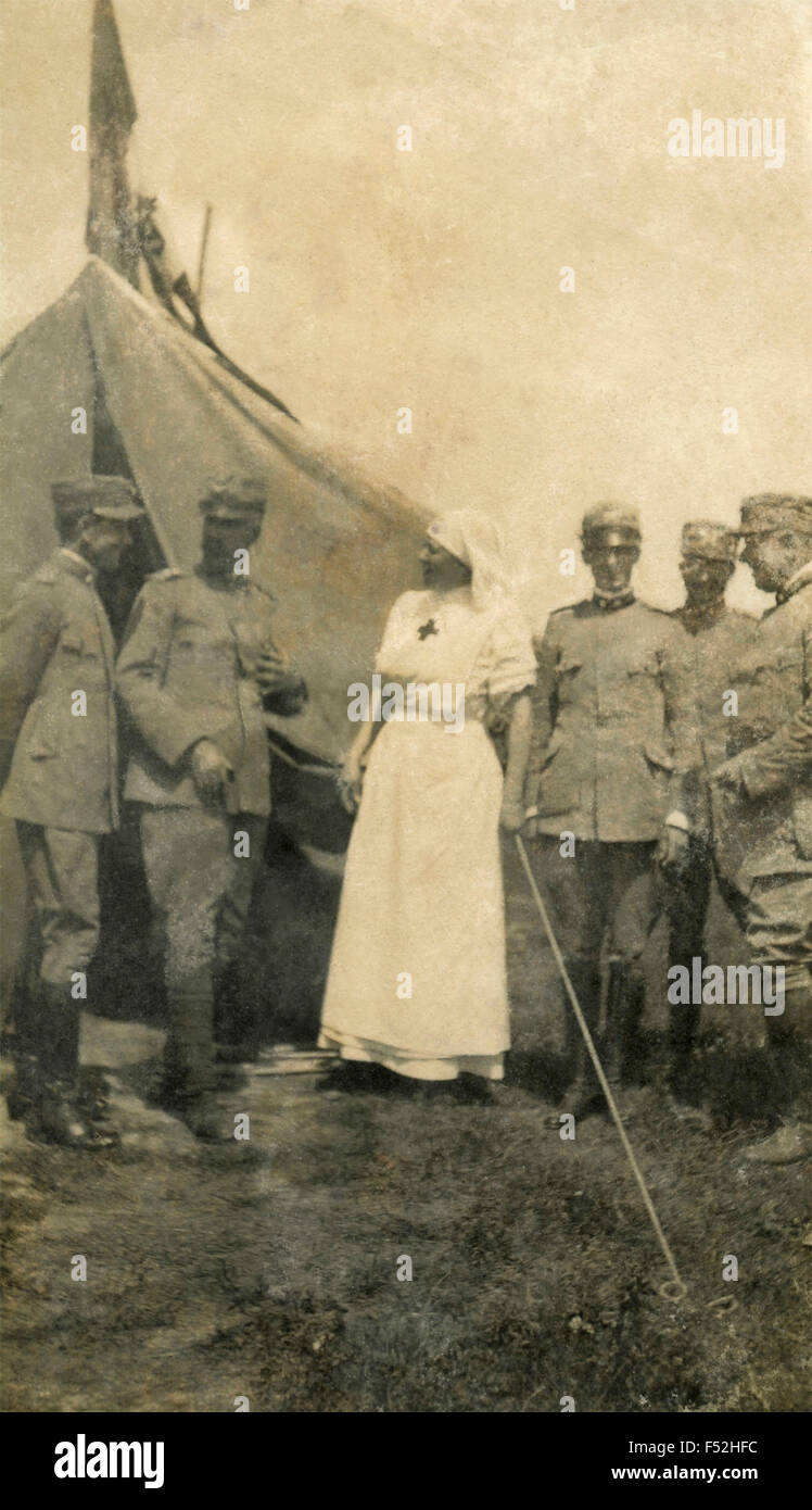 L'infermiera in un accampamento militare nell esercito italiano Foto Stock